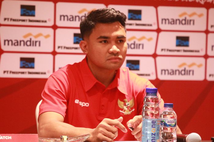 Pemain Timnas Indonesia Asnawi Mangkualam saat Menghadiri Press Conference jelang lawan Tanzania di Hotel Sultan, Jakarta Pusat, Sabtu (1/6/2024).