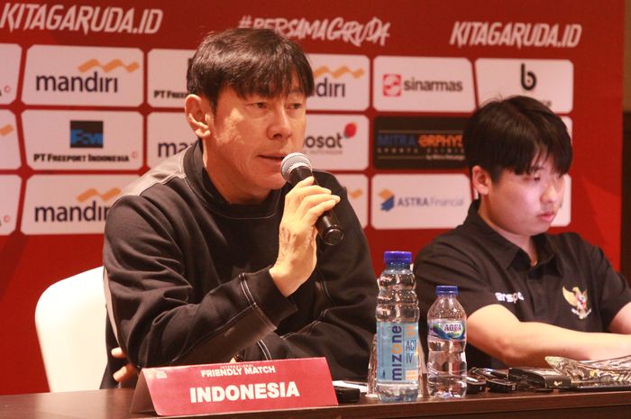 Pelatih Timnas Indonesia Shin Tae-yong saat memberi kerterangan kepada awak media jelang lawan Tanzania di Hotel Sultan, Jakarta Pusat, Sabtu (1/6/2024).