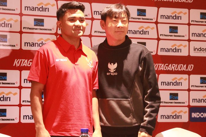 Pelatih Timnas Indonesia Shin Tae-yong (Kanan), Pemain Asnawi Mangkualam (Kiri) saat Menghadiri Press Conference jelang lawan Tanzania di Hotel Sultan, Jakarta Pusat, Sabtu (1/6/2024).