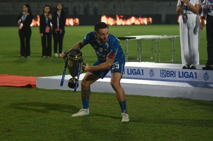 Gelandang Persib Bandung, Marc Klok, melakukan selebrasi setelah juara Liga 1 2023/2024.