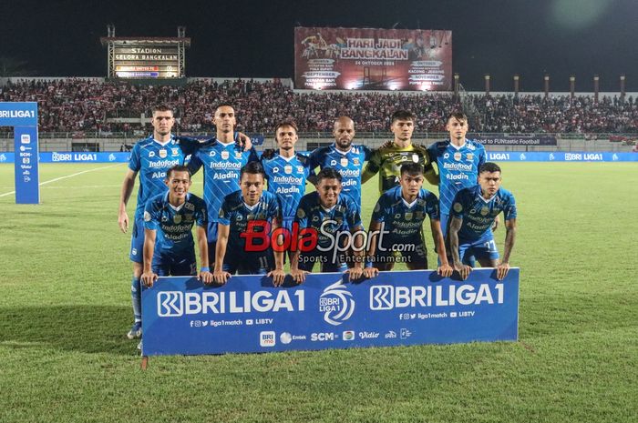 Skuad Persib Bandung (skuat Persib Bandung) sedang berfoto bersama di Stadion Gelora Bangkalan, Madura, Jawa Timur, Jumat (31/5/2024).