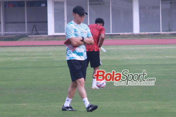 Pelatih Timnas Indonesia Shin Tae-yong saat memimpin latihan jelang lawan Tanzania di Stadion Madya, Senayan, Jakarta, Sabtu (1/6/2024).