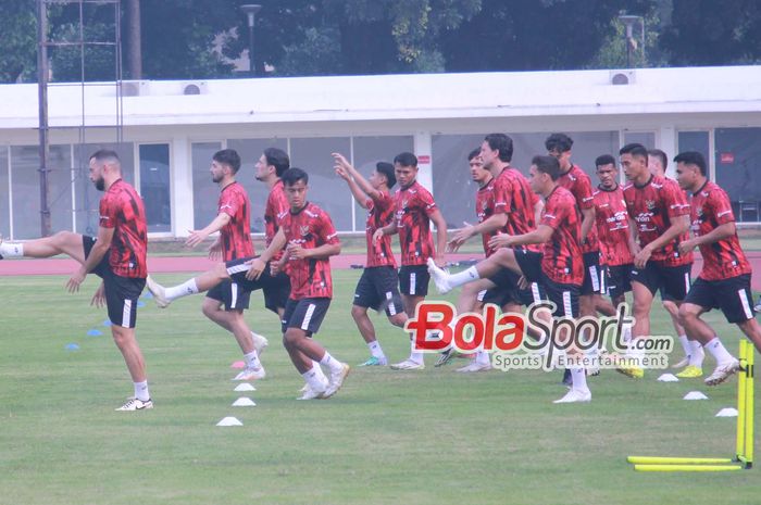 Timnas Indonesia sedang melakukan latihan di Senayan, Jakarta, sebagai persiapan melawan Irak dan Filipina di Kualifikasi Piala Dunia Grup F Zona Asia, 6 dan 11 Juni 2024. Sebelum laga itu, Indonesia akan melawan Tanzania dalam laga uji coba di Stadion Madya Senayan, 2 Juni 2024. Pelatih timnas Indo