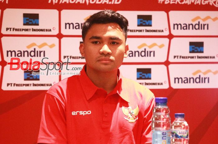 Pemain Timnas Indonesia Asnawi Mangkualam saat Menghadiri Press Conference jelang lawan Tanzania di Hotel Sultan, Jakarta Pusat, Sabtu (1/6/2024).