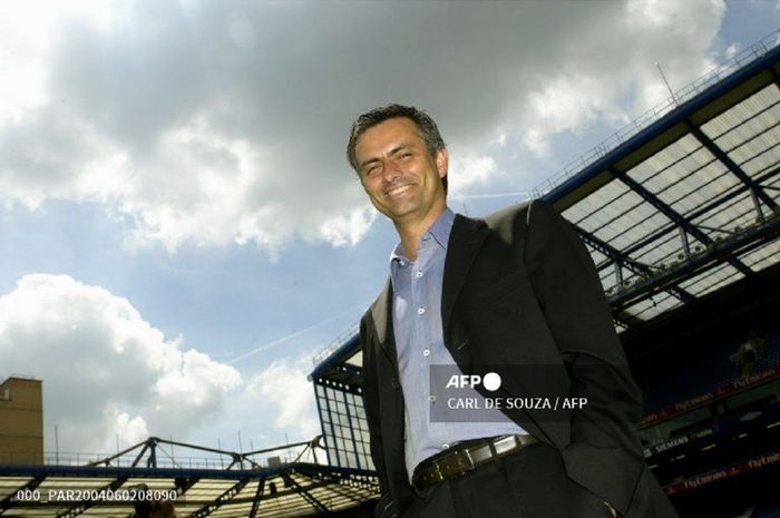 Jose Mourinho berpose di Stadion Stamford Bridge setelah diresmikan menjadi pelatih Chelsea pada 2 Juni 2004.