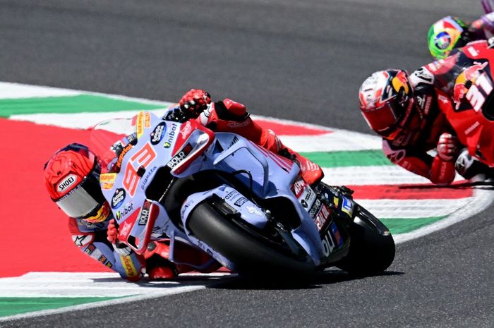 Marc Marquez (nomor 93) tatkala tampil pada balapan MotoGP Italia (2/6/2024). Tampak berada tepat di belakangnya adalah Pedro Acosta yang berpeluang untuk mengakhiri salah satu legasinya.