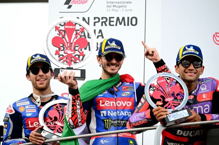 Dari kiri ke kanan Enea Bastianini, (Ducati), Francesco Bagnaia (Ducati) dan Jorge Martin (Pramac) di podium MotoGP Italia 2024 di Sirkuit Mugello, Minggu (2/6/2024).