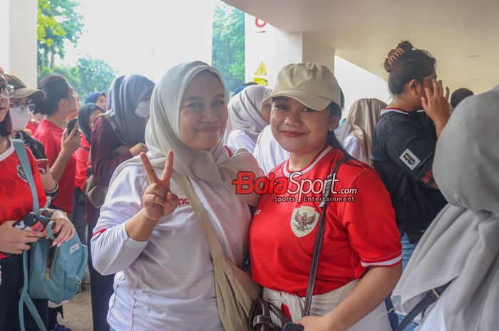 Suporter ibu Reni (kiri) dan sang anak Rani (kanan)  yang hadir jelang laga timnas Indonesia versus timnas Tanzania di Stadion Madya, Senayan, Jakarta, 2 Juni 2024.