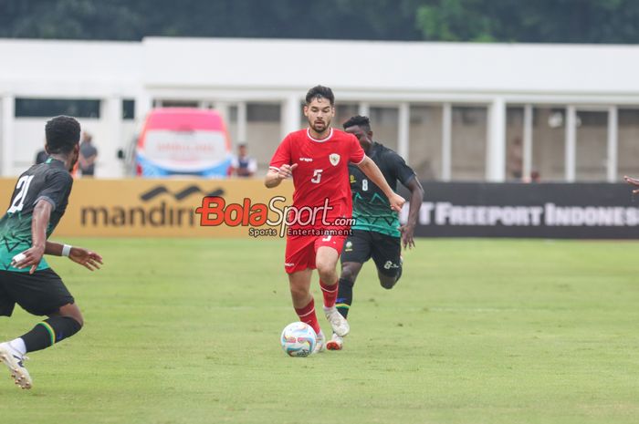 Sandy Walsh sedang menguasai bola dalam laga uji coba timnas Indonesia versus timnas Tanzania di Stadion Madya, Senayan, Jakarta, Minggu (2/6/2024).