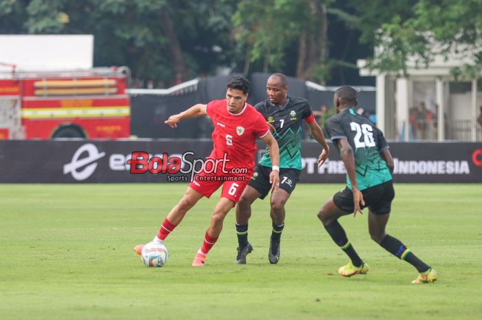 Ragnar Oratmangoen (kiri) sedang menguasai bola dalam laga uji coba timnas Indonesia versus timnas Tanzania di Stadion Madya, Senayan, Jakarta, Minggu (2/6/2024).