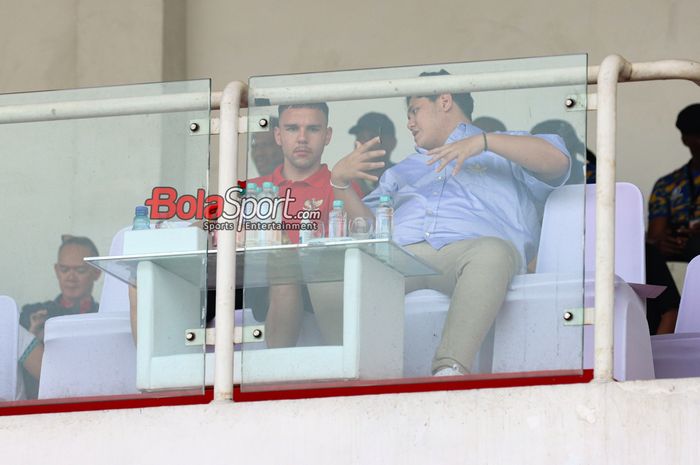 Calvin Verdonk duduk pada tribun penonton dalam laga uji coba timnas Indonesia versus timnas Tanzania di Stadion Madya, Senayan, Jakarta, Minggu (2/6/2024).