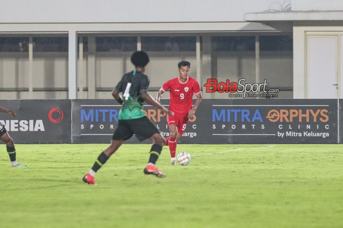 Malik Risaldi (kanan) sedang menguasai bola dalam laga uji coba timnas Indonesia versus timnas Tanzania di Stadion Madya, Senayan, Jakarta, Minggu (2/6/2024).