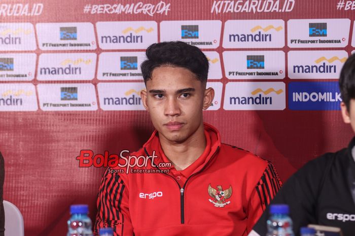 Pemain timnas Indonesia, Marselino Ferdinan, sedang memberikan keterangan kepada awak media di Stadion Madya, Senayan, Jakarta, Minggu (2/6/2024).