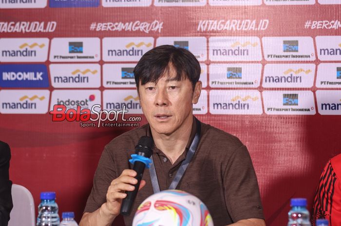 Pelatih timnas Indonesia, Shin Tae-yong, sedang memberikan keterangan kepada awak media di Stadion Madya, Senayan, Jakarta, Minggu (2/6/2024).