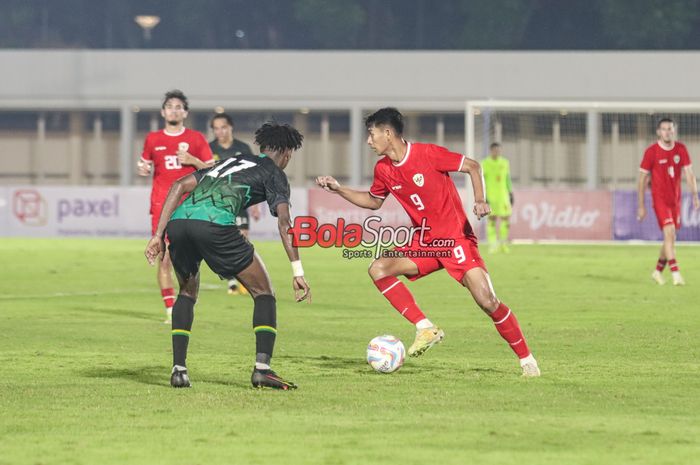 Malik Risaldi (kanan) sedang menguasai bola dalam laga uji coba timnas Indonesia versus timnas Tanzania di Stadion Madya, Senayan, Jakarta, Minggu (2/6/2024).