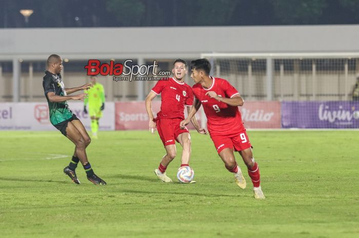 Justin Hubner (tengah) sedang mengoper bola saat bertanding dalam laga uji coba timnas Indonesia versus timnas Tanzania di Stadion Madya, Senayan, Jakarta, Minggu (2/6/2024).