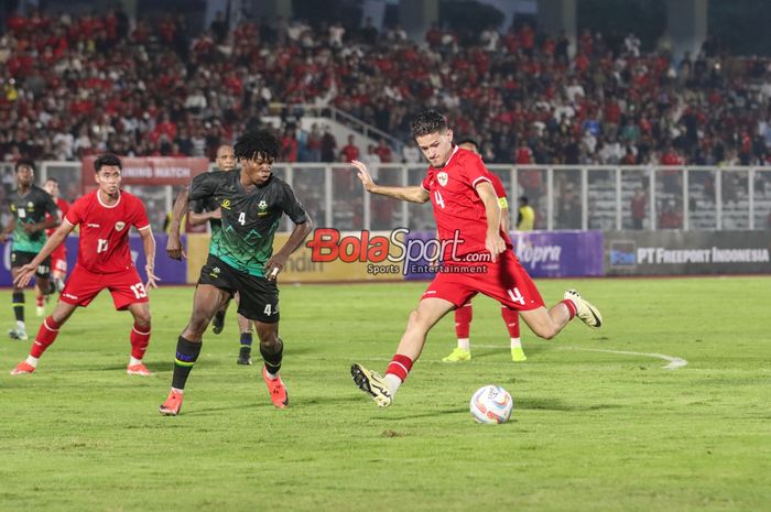 Justin Hubner (kanan) akan menendang bola saat bertanding dalam laga uji coba timnas Indonesia versus timnas Tanzania di Stadion Madya, Senayan, Jakarta, Minggu (2/6/2024).