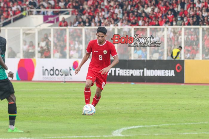 Pemain timnas Indonesia, Marselino Ferdinan, sedang menguasai bola di Stadion Madya, Senayan, Jakarta, Minggu (2/6/2024).