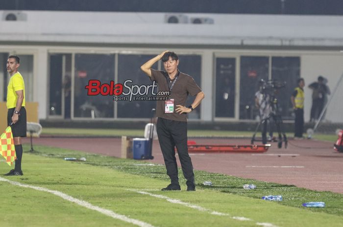 Pelatih timnas Indonesia, Shin Tae-yong, sedang memantau para pemainnya bertanding di Stadion Madya, Senayan, Jakarta, Minggu (2/6/2024).