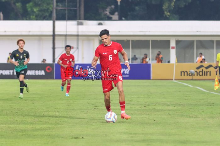 Ragnar Oratmangoen sedang menguasai bola dalam laga uji coba timnas Indonesia versus timnas Tanzania di Stadion Madya, Senayan, Jakarta, Minggu (2/6/2024).