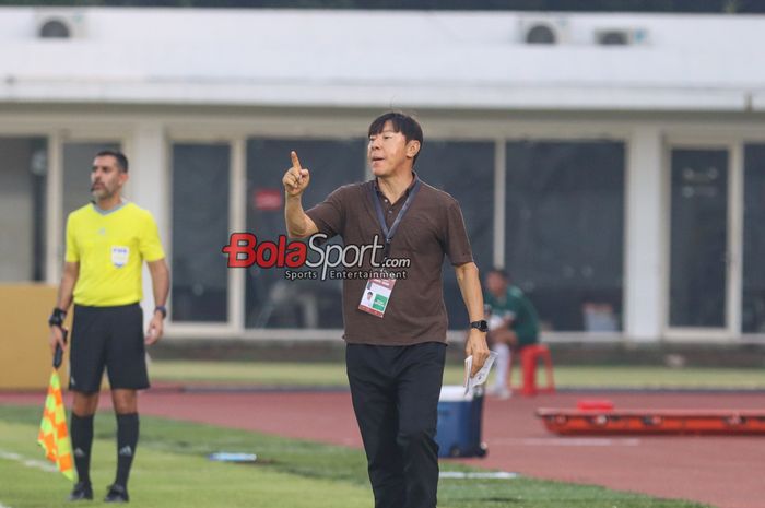 Pelatih timnas Indonesia, Shin Tae-yong, sedang memantau para pemainnya bertanding di Stadion Madya, Senayan, Jakarta, Minggu (2/6/2024).