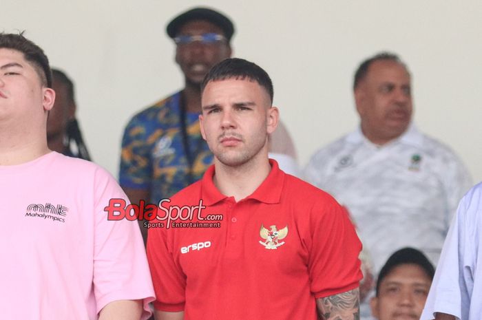 Calvin Verdonk duduk pada tribun penonton dalam laga uji coba timnas Indonesia versus timnas Tanzania di Stadion Madya, Senayan, Jakarta, Minggu (2/6/2024).