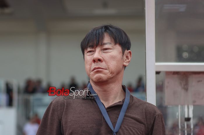 Pelatih timnas Indonesia, Shin Tae-yong, sedang memantau para pemainnya bertanding di Stadion Madya, Senayan, Jakarta, Minggu (2/6/2024).