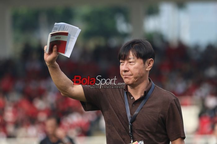 Pelatih timnas Indonesia, Shin Tae-yong, sedang menyapa para suporter saat tiba di Stadion Madya, Senayan, Jakarta, Minggu (2/6/2024).