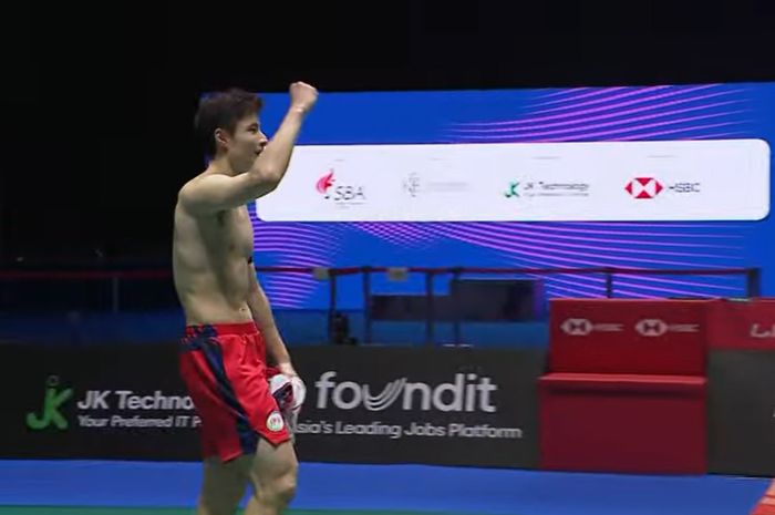 Tunggal putra China, Shi Yu Qi, berselebrasi setelah memastikan juara Singapore Open 2024 di Singapore Indoor Stadium, Singapura, Minggu (2/6/2024)