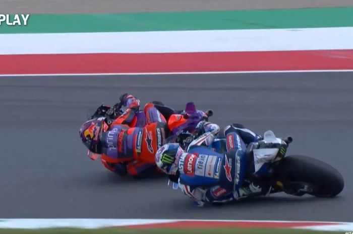 Manuver Enea Bastianini yang menyalip Jorge Martin pada lap terakhir MotoGP Italia 2024 di Sirkuit Mugello, Italia, Minggu (2/6/2024).