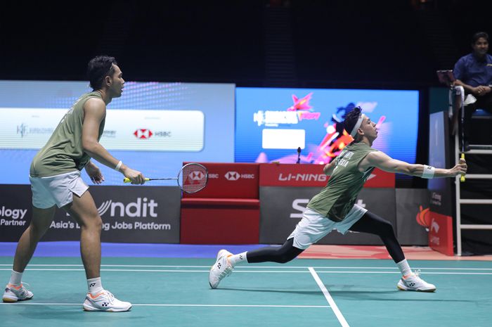 Aksi Fajar Alfian/Muhammad Rian Ardianto pada babak semifinal Singapore Open 2024 di Singapore Indoor Stadium, Singapura, Sabtu (1/6/2024)