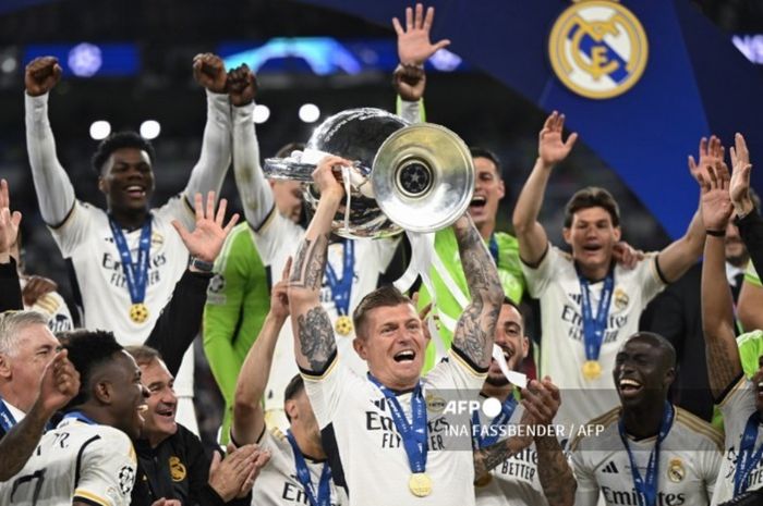 Momen Toni Kroos mengangkat trofi Liga Champions ke-15 untuk Real Madrid usai menang 2-0 atas Borussia Dortmund.