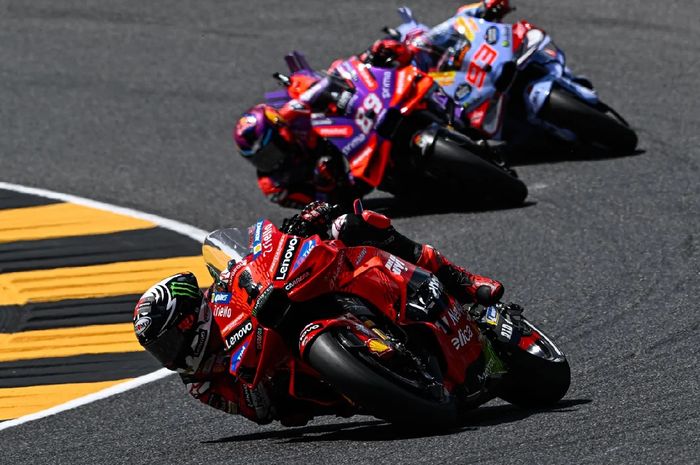 dari depan; Francesco Bagnaia (Ducati Lenovo), Jorge Martin (Prima Pramac Racing), dan Marc Marquez (Gresini Racing) pada Sprint MotoGP Italia 2024, Sabtu 1 Juni 2024