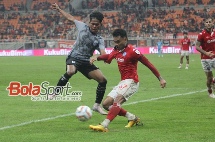 Pemain Sabah FC, Saddil Ramdani (kanan) mendapatkan tekanan dari pemain PSIS Semarang saat tampil di JIS, Jakarta, Minggu (2/6/2024)