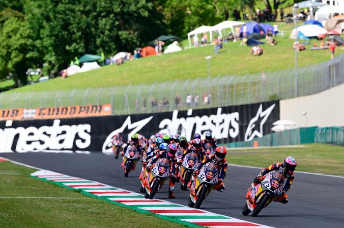 Pembalap Indonesia, Veda Ega Pratama (nomor 54), saat tampil pada balapan kesatu dari seri ketiga Red Bull Rookies Cup 2024 di Sirkuit Mugello, Toscana, Italia, 1 Juni 2024.