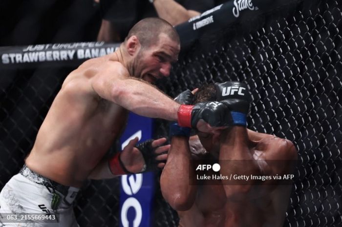 Sean Strickland memukul Paulo Costa dalam pertarungan kelas menengah pada UFC 302 di Prudential Center, New Jersey, Amerika Serikat, 1 Juni 2024.