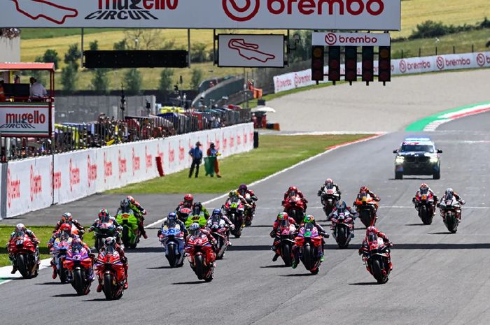 Para pembalap MotoGP melakukan start pada Sprint MotoGP Italia 2024 di Sirkuit Mugello, Italia, Sabtu, 1 Juni 2024