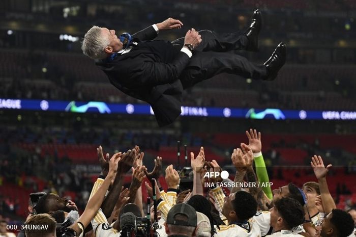 Pelatih Real Madrid, Carlo Ancelotti, dilempar ke udara oleh para pemainnya dalam perayaan menjuarai Liga Champions, Sabtu (1/6/2024) di Wembley, London. 