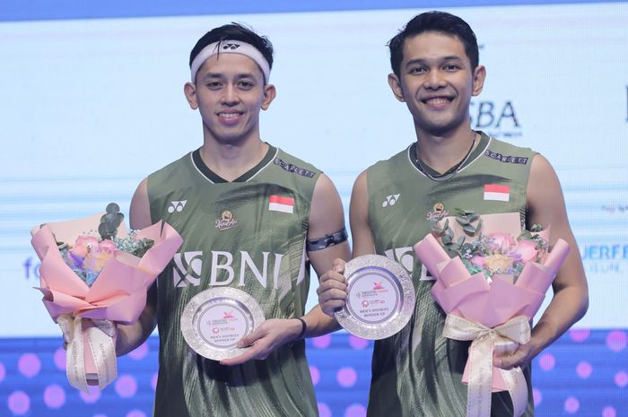 Pasangan ganda putra Indonesia, Fajar Alfian/Muhammad Rian Ardianto, di podium kedua Singapore Open 2024 di Singapore Indoor Stadium, Minggu (2/6/2024).