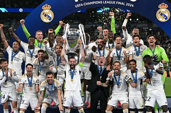 Nacho mengangkat trofi juara Liga Champions usai Real Madrid kalahkan Borussia Dortmund pada final di Wembley, London (1/6/2024).