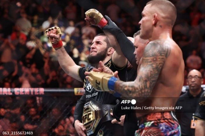 Islam Makhachev berhasil mempertahankan gelar juara usai mengalahkan Dustin Poirier pada UFC 302, 1 Juni 2024