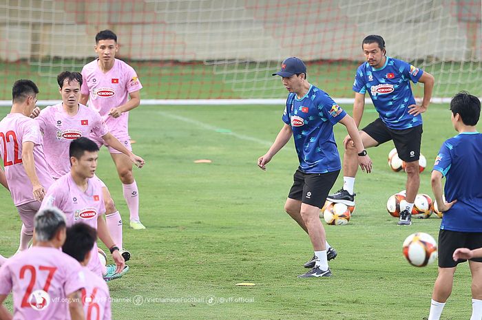 Pelatih Timnas Vietnam, Kim Sang-sik, ikut ambil bagian dalam sesi latihan bersama para pemainnya.