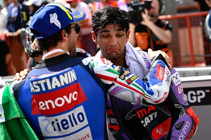 Pembalap Ducati Lenovo, Enea Bastianini dan Jorge Martin (Prima Pramac Racing) di parc ferme MotoGP Italia 2024, Minggu, 2 Juni 2024