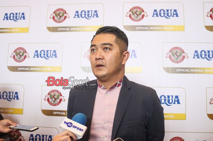 Managing Director PT GSI (Garuda Sepak Bola Indonesia), Marshal Masita, sedang memberikan keterangan kepada awak media di Hotel JW Marriot, Kuningan, Jakarta, Selasa (4/6/2024).