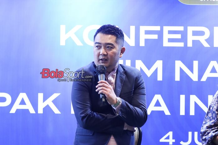 Managing Director PT GSI (Garuda Sepak Bola Indonesia), Marshal Masita, sedang memberikan keterangan kepada awak media di Hotel JW Marriot, Kuningan, Jakarta, Selasa (4/6/2024).