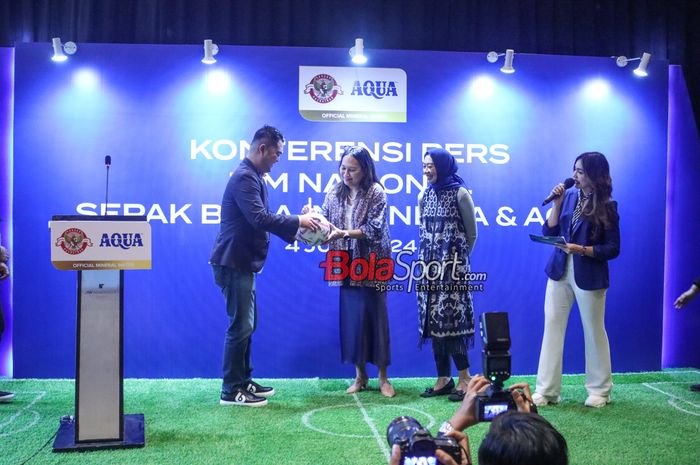 PSSI bekerja sama dengan merek air mineral Aqua sebagai official mineral timnas Indonesia di Hotel JW Marriot, Kuningan, Jakarta, Selasa (4/6/2024).