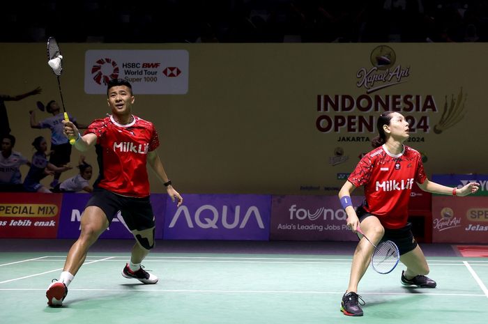 Ganda campuran Indonesia, Dejan Ferdinansyah/Gloria Emanuelle Widjaja, saat tampil pada babak pertama Indonesia Open 2024 di Istora Senayan, Jakarta, 4 Juni 2024.