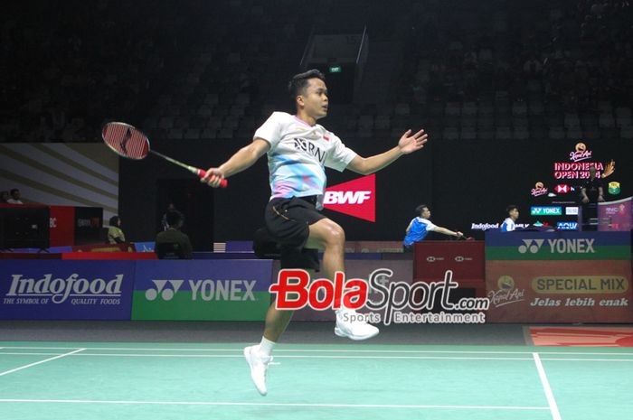 Tunggal Putra Indonesia Athony Sinisuka Ginting, Saat melawan Tunggal Putra Jepang Kenta Nishimoto di Indonesia Open 2024, Istora Senayan, Jakarta, Selasa (4/6/2024).