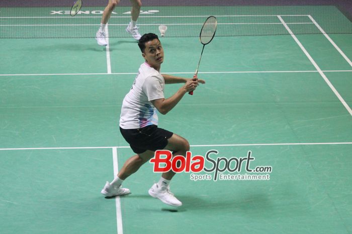 Tunggal Putra Indonesia Athony Sinisuka Ginting, Saat melawan Tunggal Putra Jepang Kenta Nishimoto di Indonesia Open 2024, Istora Senayan, Jakarta, Selasa (4/6/2024).