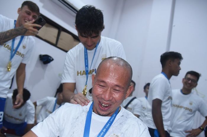 Asisten pelatih Persib, I Made Wirawan memangkas habis rambut setelah timnya meraih juara Liga 1 2023-2024.